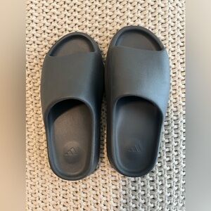 Yeezy slides slate grey size 8